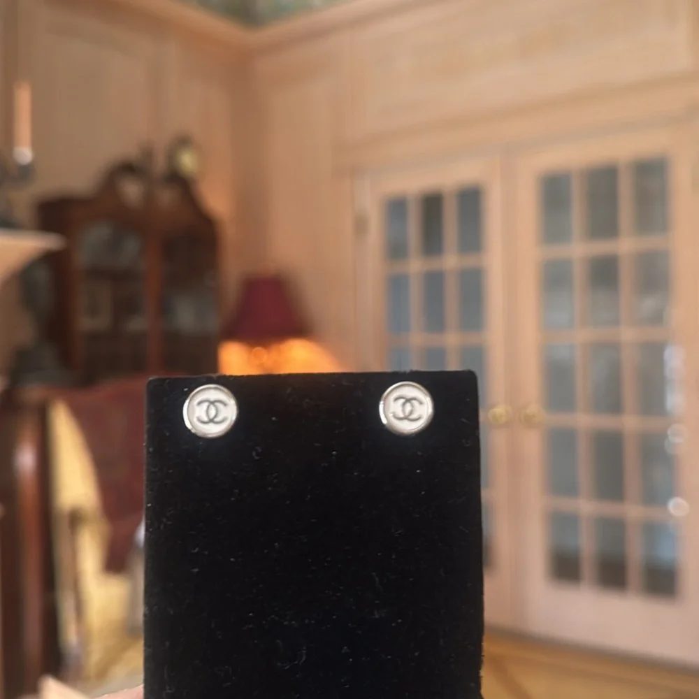 CHANEL earrings button stud White and Silver  tone Button Stud signed in back - Picture 3 of 5